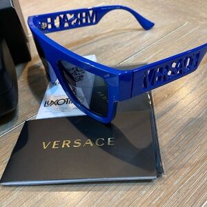 Versace blue sunglasses/gray lenses. VE443OU 5294/87 53mm. 
Full inclusion.